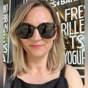 Meet your Posher, Larissa